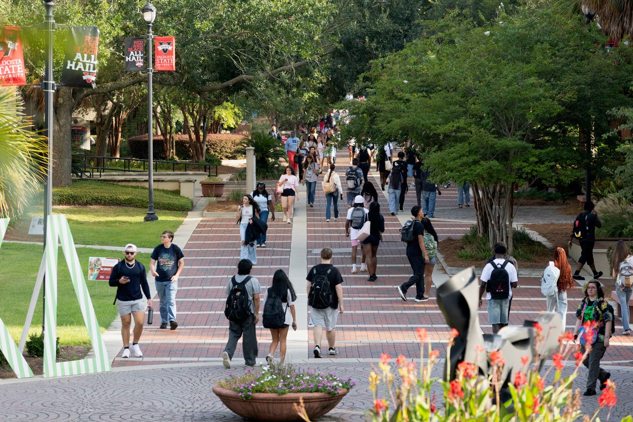 The Pedestrian Mall is crowded on the first day of class. 